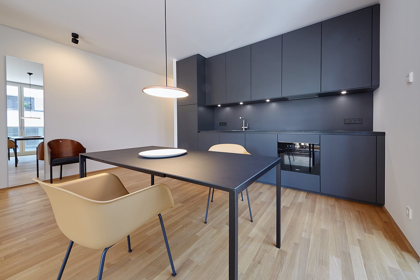 Möbliertes Apartment Seestraße: Einbauküche in Schwarz