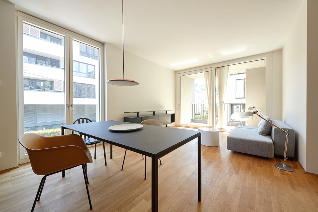 Möbliertes Apartment Seestraße: helle Wohnung mit bodentiefen Fenstern
