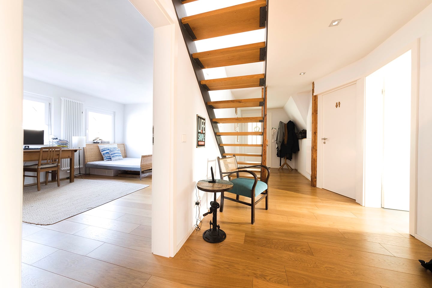 Maisonette-Wohnung Arminstraße: Flur mit Blick ins Schlafzimmer