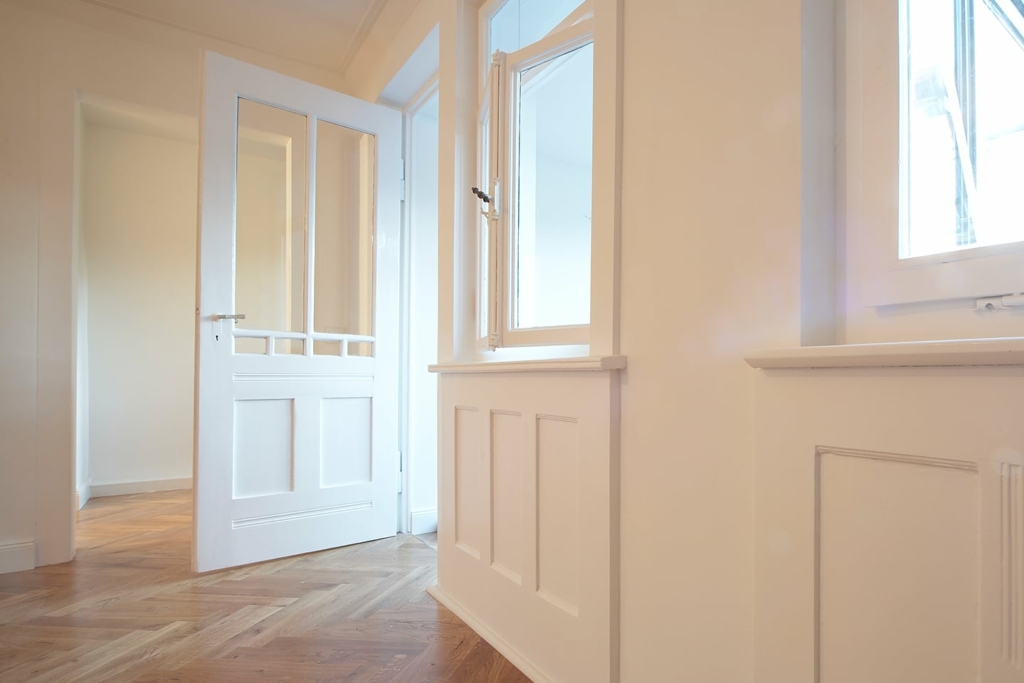 Referenz Dachgeschoss-Wohnung Rötestraße: Holztafeln