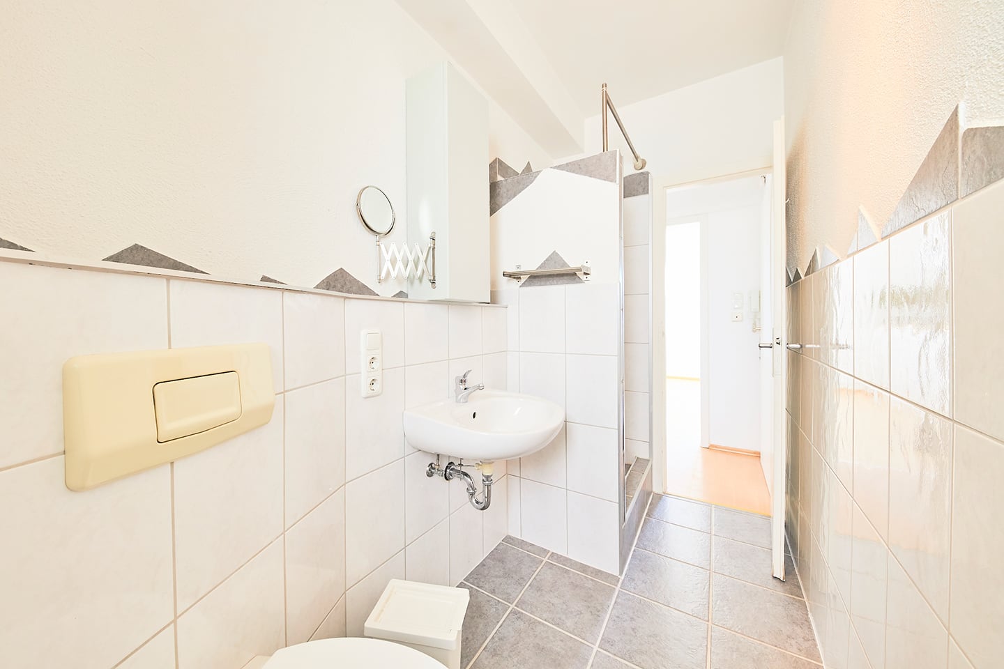 Wohnung Lerchenstraße 2. OG links: Tageslichtbad