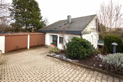 Einfamilienhaus Weissach: Haus mit Doppelgarage