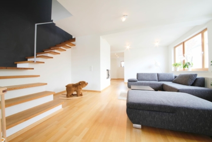 Mietwohnung Gutbrodstraße: Wohnzimmer mit Treppe