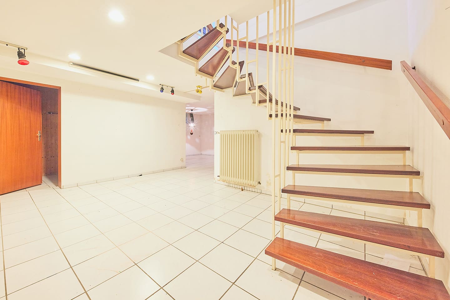 Maisonette-Wohnung Senefelderstraße: Treppen zum Untergeschoss