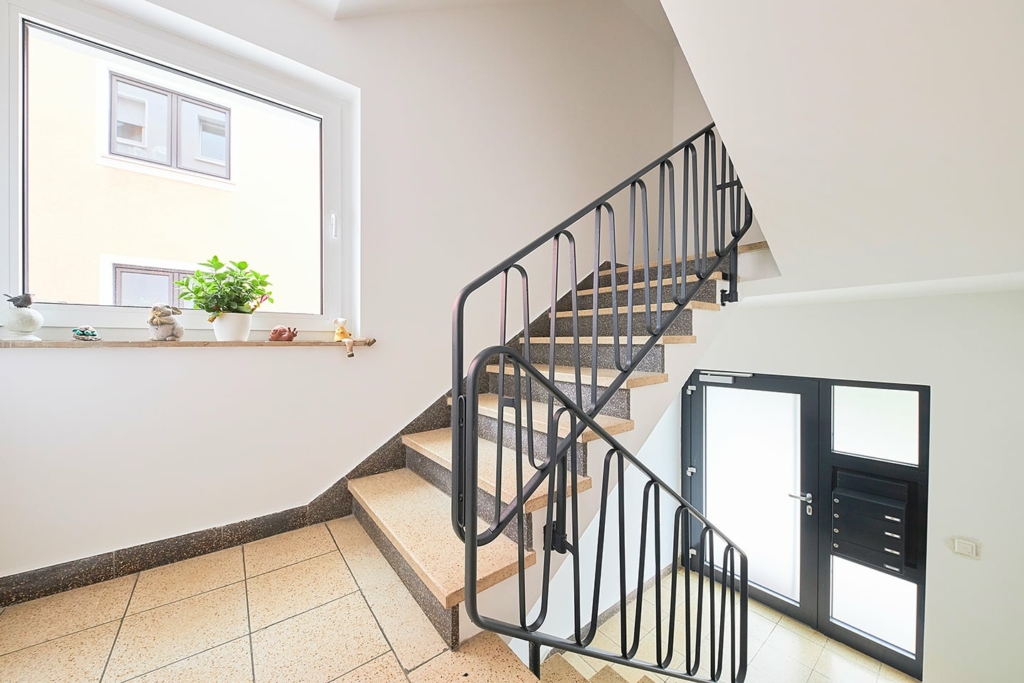 Mehrfamilienhaus Behringst.: Impressionen Treppenhaus