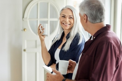 Zwei Immobilienbesitzer unterhalten sich in der Küche