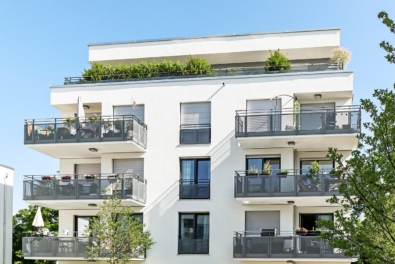 Modernes Mehrfamilienhaus mit begrünten Balkonen
